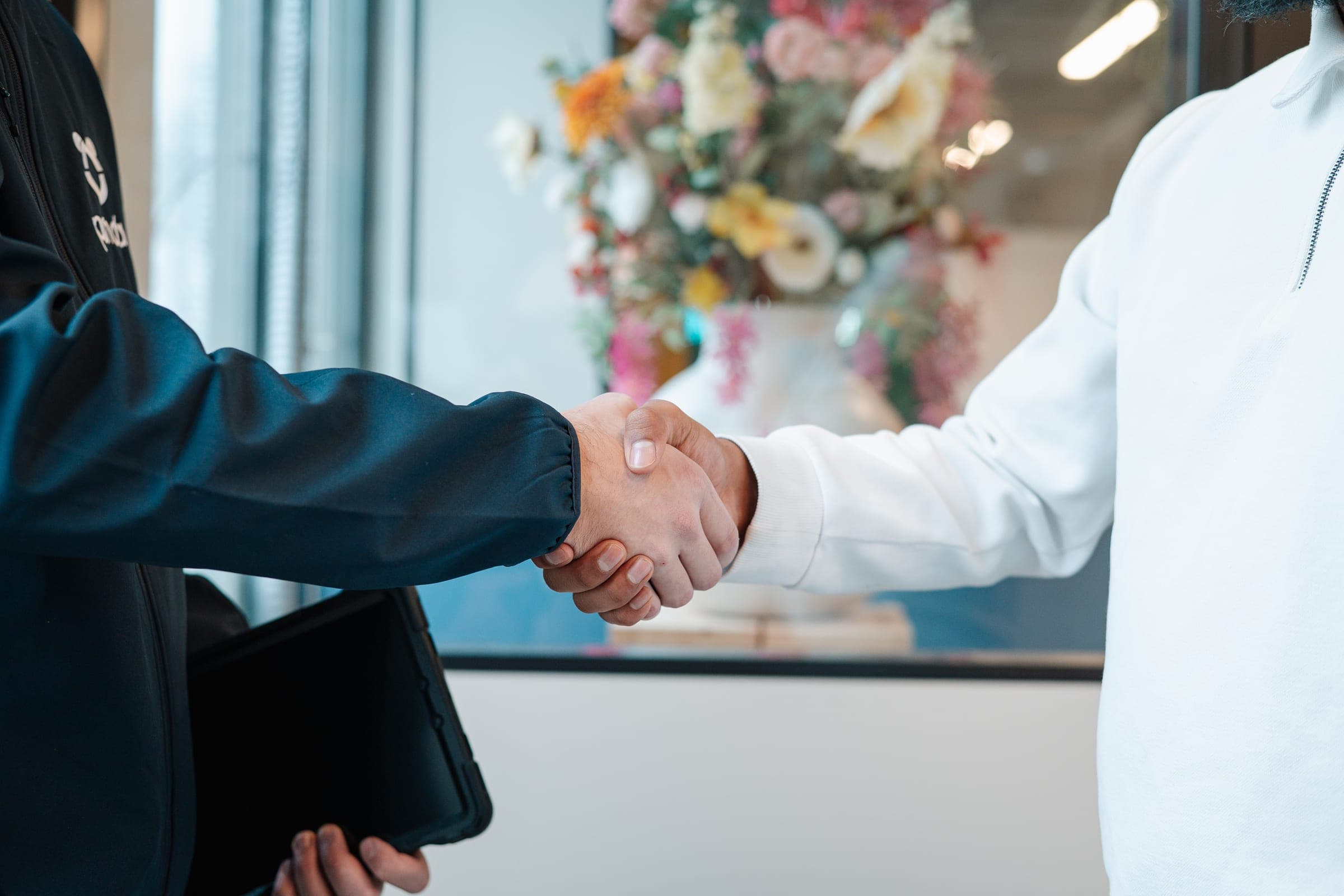 Handenschudden tijdens een eerste kennismaking — beeld bij de contact-pagina van Panda