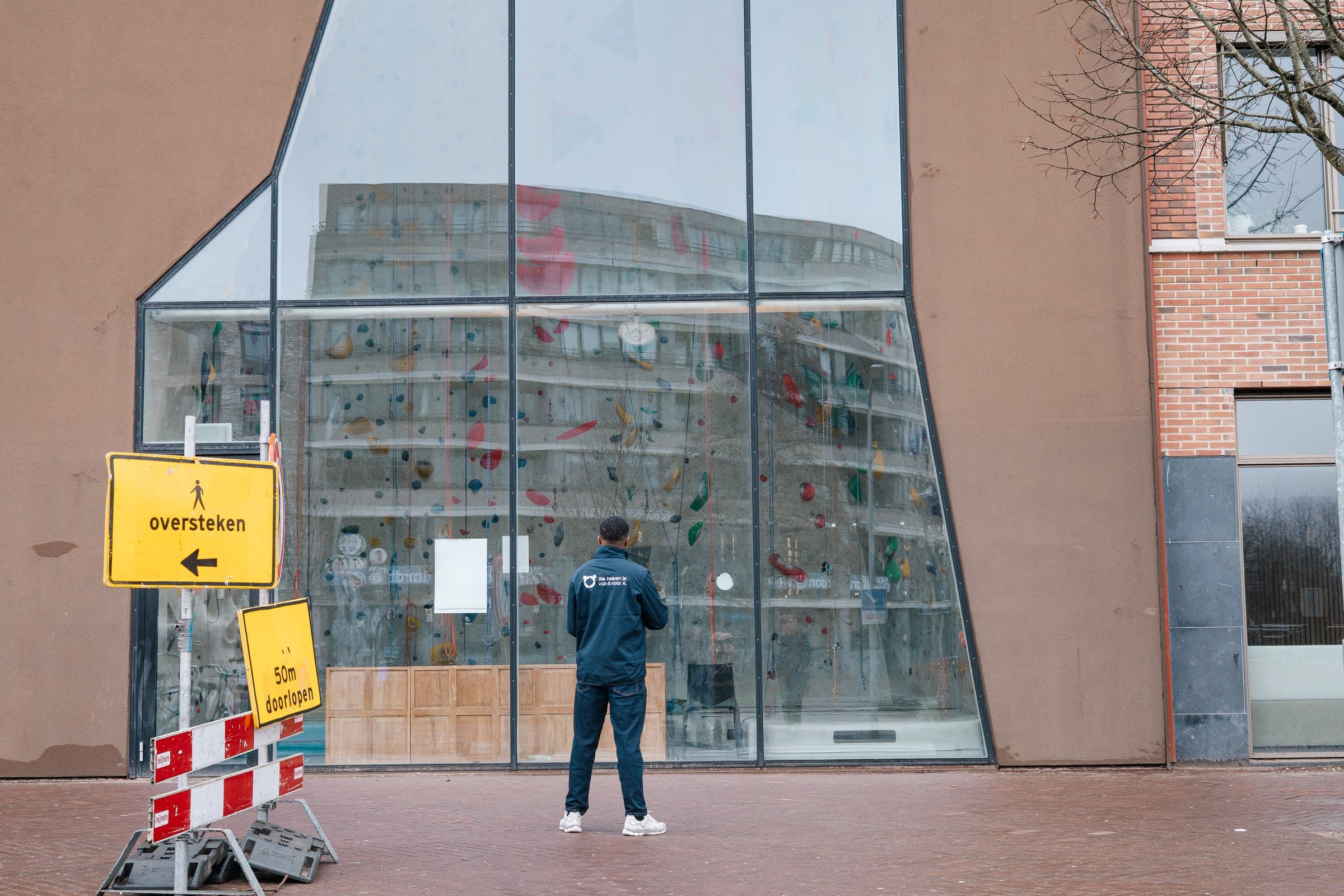Maatschappelijk vastgoed met markante glasgevel en buitenklim-element — typisch DUMAVA-doelgroep zoals school, dorpshuis of zorginstelling