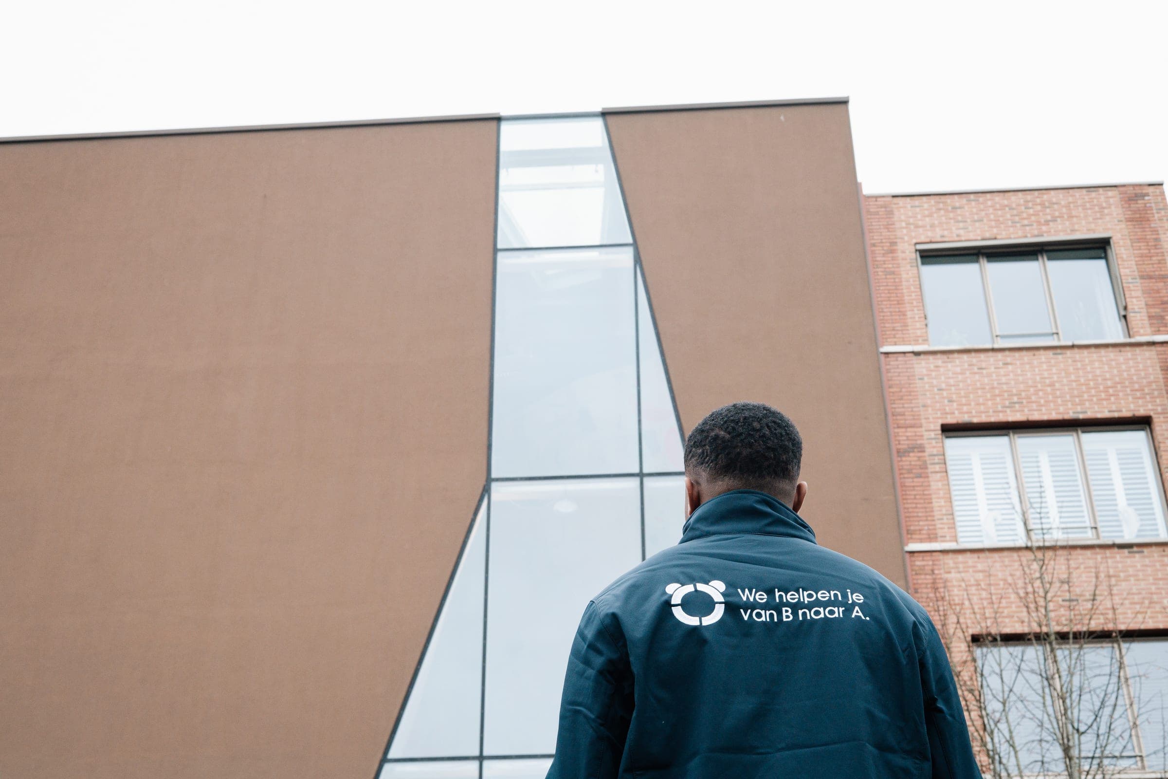 Markant A-vormig glazen kantoorgebouw met Panda-adviseur ervoor — toekomstbestendig vastgoed als doel van een Paris Proof-routekaart